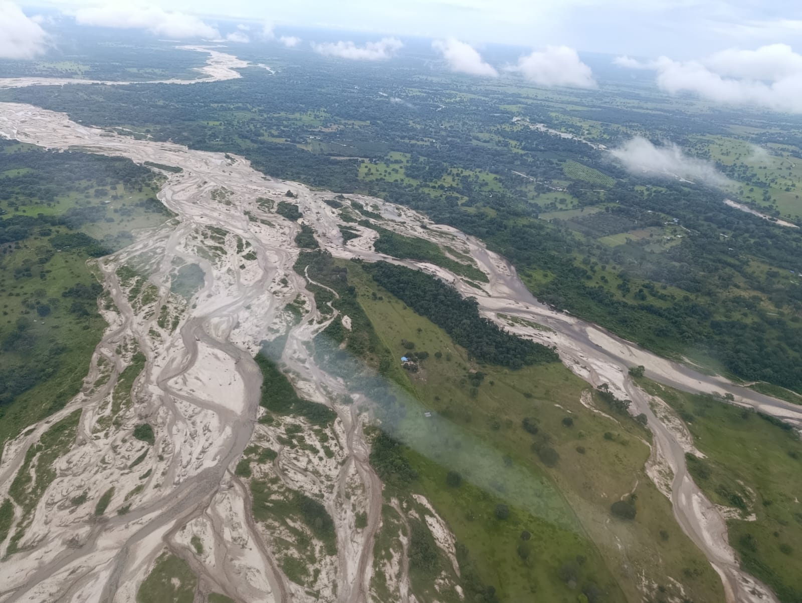 Sobrevolamos el río Arauca para evaluar la dinámica hidrológica